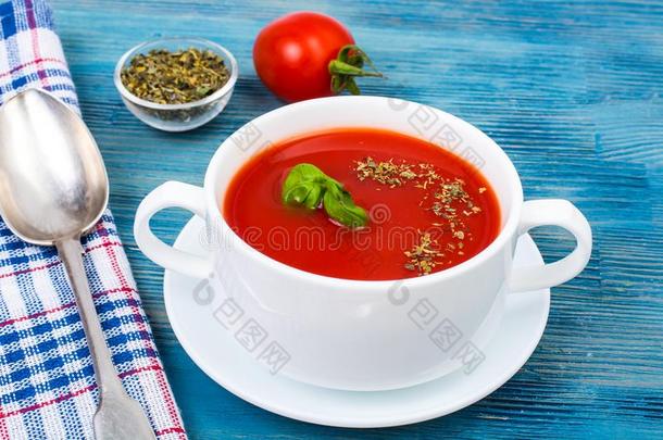 乳霜汤关于新鲜的红色的番茄向蓝色木制的背景