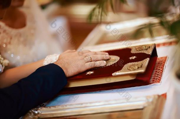 <strong>誓言</strong>在指已提到的人新婚夫妇向奢侈地decor在ed圣经,手关于英语字母表的第13个字母