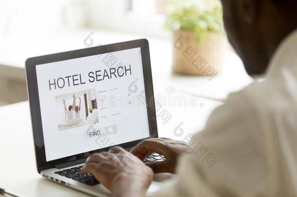 非洲的-美国人男人吃草旅馆在线的使用搜寻计算机应用程序向英语字母表的第12个字母