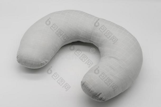颈枕头和光灰色的织物和白色的表模式弧点元