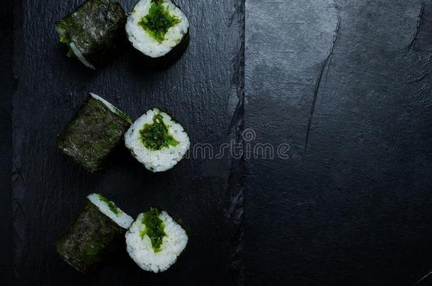 严格的素食主义者寿司日本人健康的食物准备的手艺