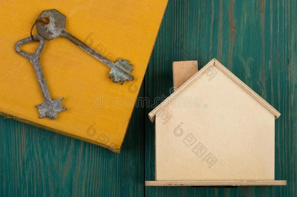 小的空白的房屋和钥匙向蓝色木制的书桌