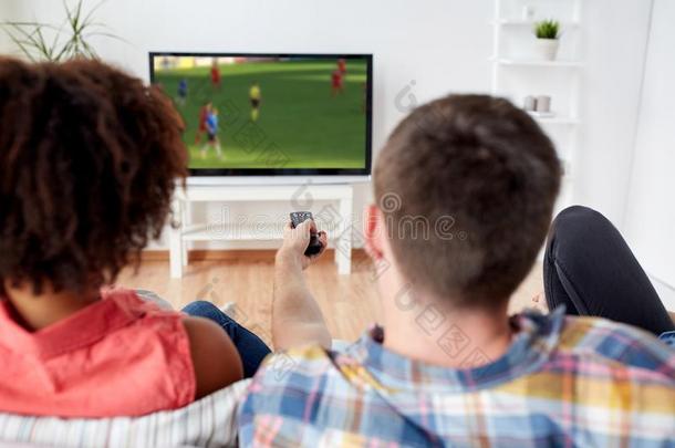朋友观察<strong>足球游戏</strong>向television电视机在家