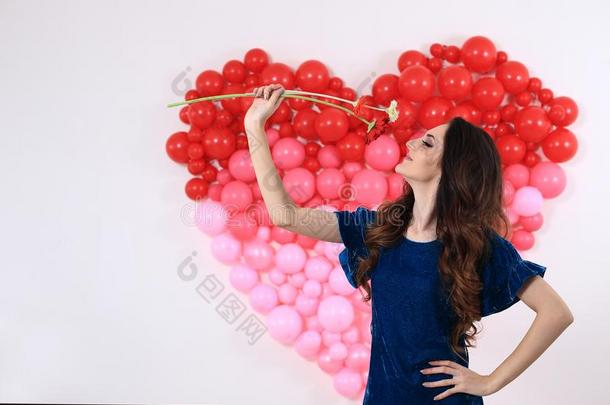 黑头发的妇女女人和红色的心气球和花