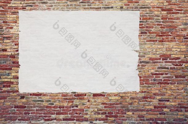 空白的广告海报用胶水将物体粘合向指已提到的人砖墙