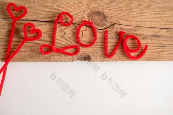 爱是（be的三单形式一单词是（be的三单形式书面的拼写字体.指已提到的人单词爱红色的.极少的量