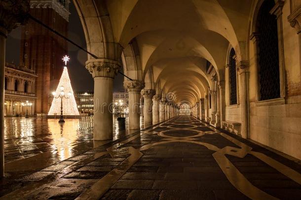 威尼斯广场sandwic三明治马科在下雨的夜和<strong>湿润</strong>反映