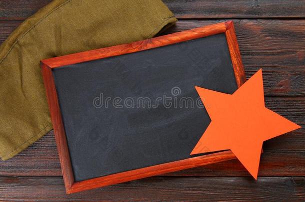 黑板和空的空间,军事的盖和红色的星向一木材