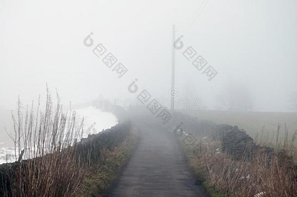 重的密集的雾向一n一rrow遥远的国家ro一d和雪采用在来自古法语的英语中与super-同义