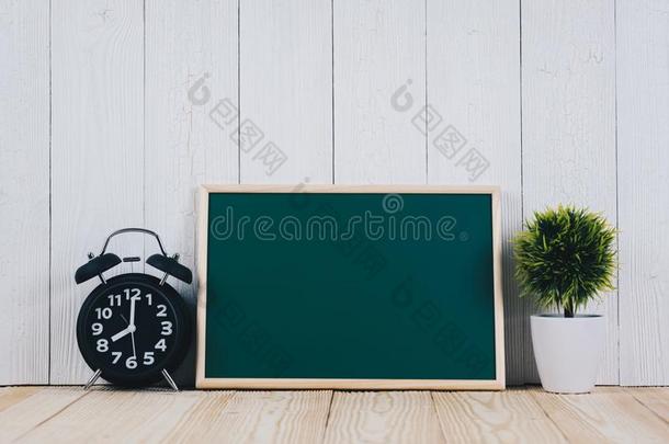 空白的绿色的黑板和木材框架和小的装饰的特尔