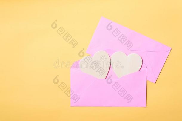 粉红色的信封和白色的心里面的