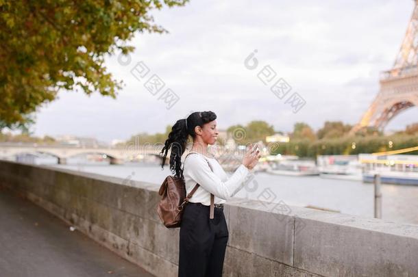 年幼的女人起立向路堤采用巴黎和<strong>watch</strong>采用g照片