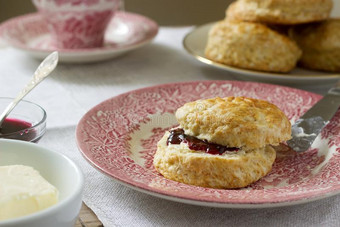 自家制的面包烤饼和热的茶水,传统的不列颠的糕点图片