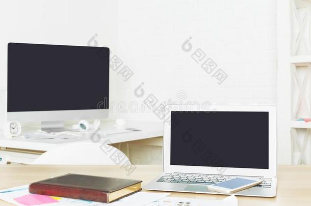 时髦的<strong>桌面</strong>和空的便携式<strong>电脑屏幕</strong>