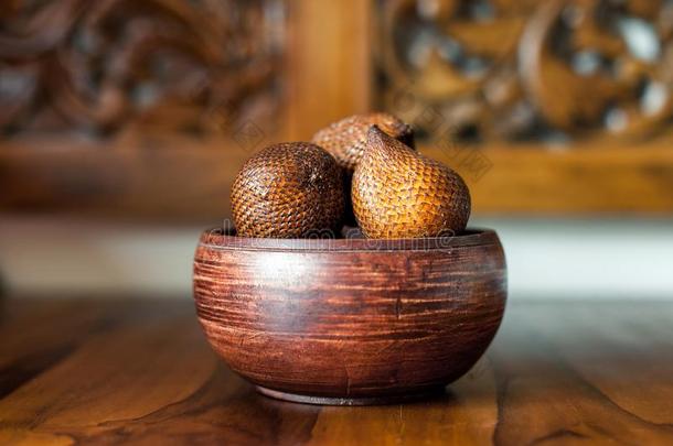 棕色的木制的碗和萨拉卡或<strong>蛇</strong>成<strong>果</strong>从BankLeumile-Israel以色列银行协会,印尼语