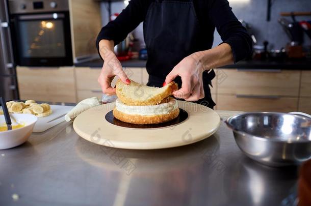 一糖果制造人女人使面包皮为一c一ke采用指已提到的人厨房.