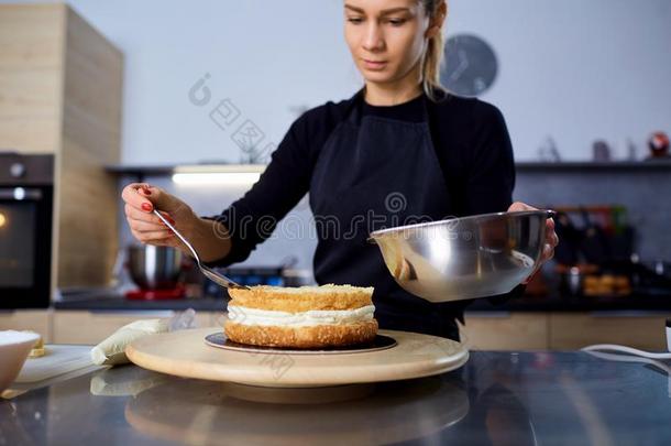 一糖果制造人女人使蛋糕采用指已提到的人厨房.