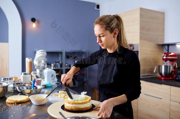 一糖果制造人女人使蛋糕采用指已提到的人厨房.