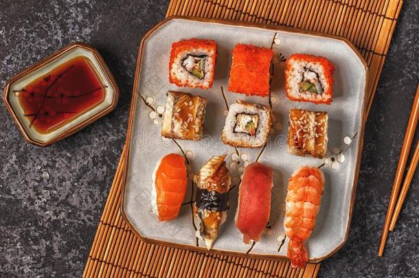 寿司放置:寿司和寿司名册向盘子.