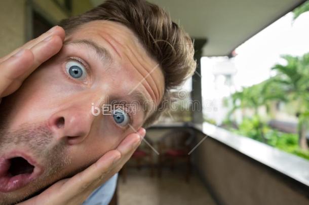 恐慌男人是的三单形式惊愕的是的三单形式面图片-包图网企业站