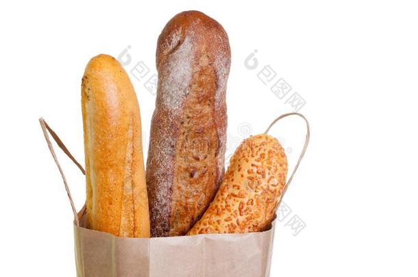 新鲜的法国长面包和奶酪圆形的小面包或点心和纸包装向白色的后面
