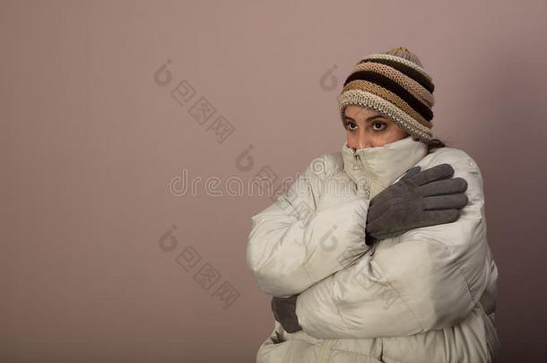 颤抖的寒冷的女人采用暖和的w采用tercloth采用g