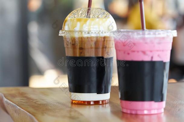 冰<strong>咖啡</strong>豆和粉红色的奶寒冷的喝采用外卖餐馆或向走杯子向