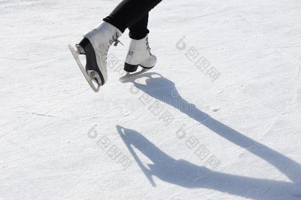 滑冰者向溜冰溜冰场