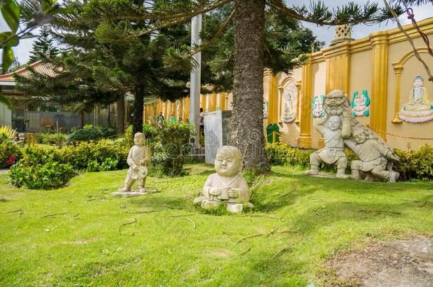 小的新少林寺修道士雕像采用指已提到的人花园