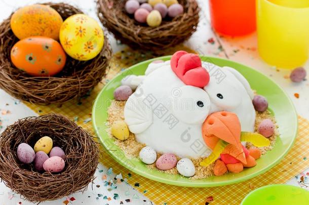 有趣的复活节蛋糕装饰和杏仁蛋白软糖合适的复活节鸡