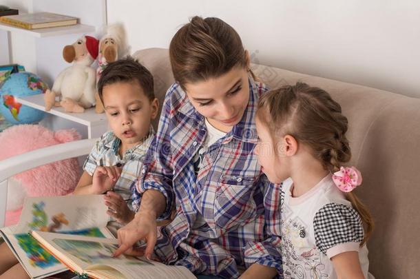 母亲是（be的三单形式有人用的和孩子们.母亲和小的孩子们阅读