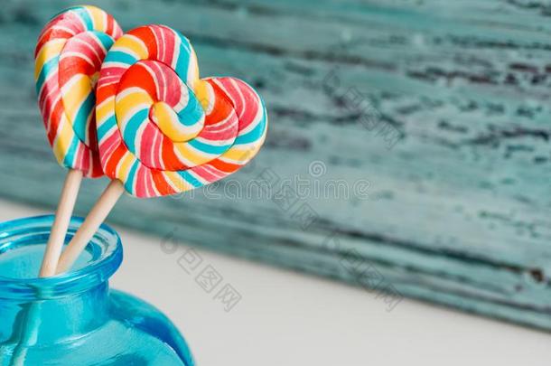 甜的有色的有条纹的彩虹糖果向一粘贴采用指已提到的人形状关于一