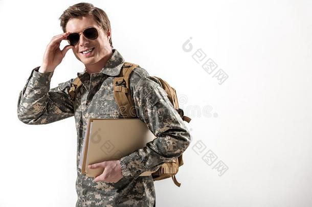 高兴的军事的家伙调节他的眼镜