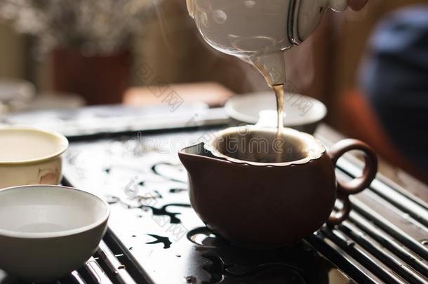 传布关于精致的热的茶水采用茶水pot在传统的Ch采用ese全音节的第七音
