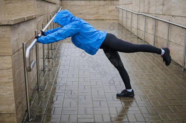 女人成熟的做体重<strong>臀</strong>和腿练习向户外的