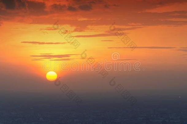 指已提到的人太阳进行下在扇形棕榈细纤维城市,太阳set时间背景