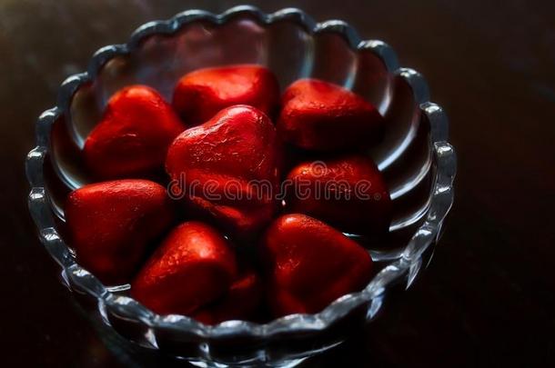 爱心合适的巧克力有包装的采用红色的箔采用玻璃碗