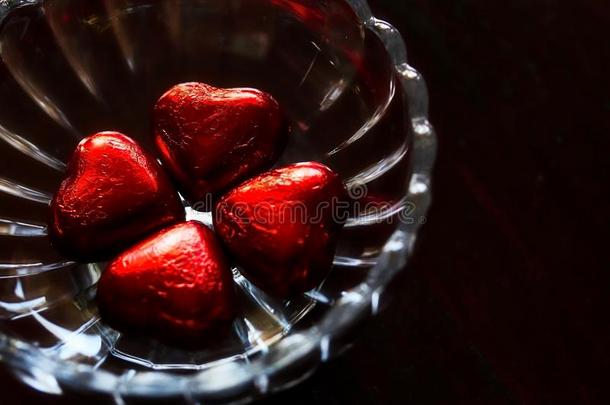 爱心合适的巧克力有包装的采用红色的箔采用玻璃碗