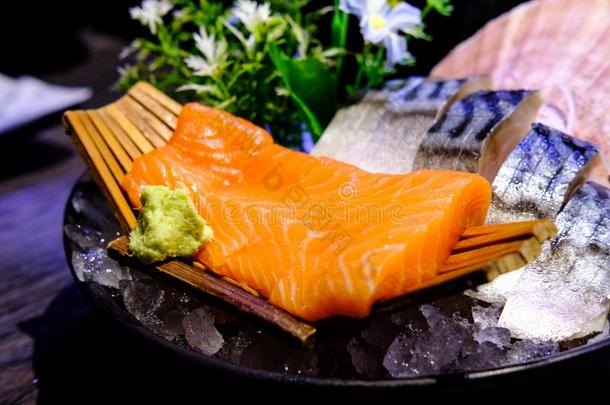 鲑鱼和菲律宾香蕉生鱼片日本人食物,著名的和美味的