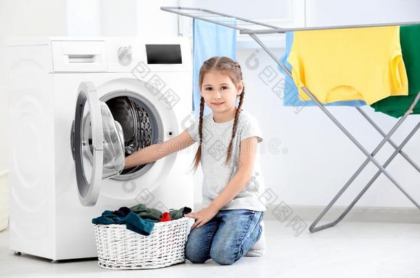 漂亮的小的女孩做洗衣店
