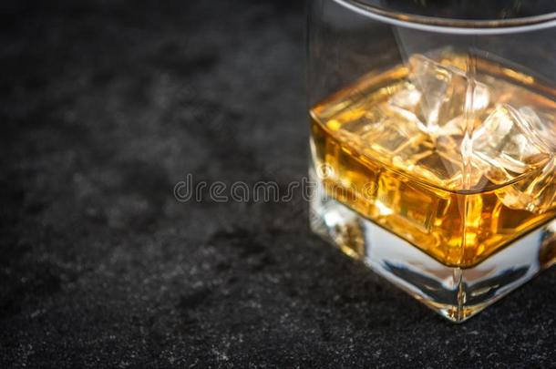<strong>威士忌</strong>酒和冰