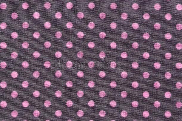 粉红色的点越过紫色的波尔卡舞点织物背景和质地.