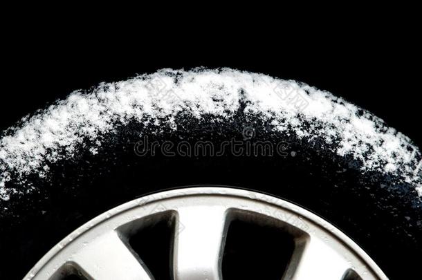 熔化的雪向汽车轮胎向黑的背景