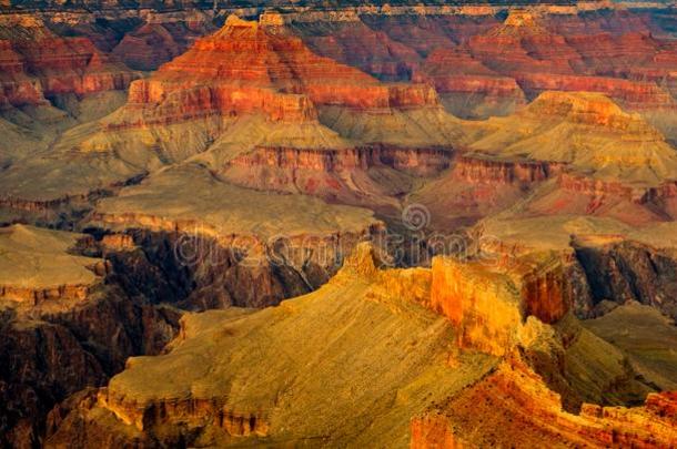 宏大的峡谷风景详述看法和黑暗的<strong>对比</strong>和颜色