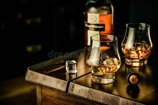 <strong>威士忌</strong>酒采用眼镜和冰向乡村的背景