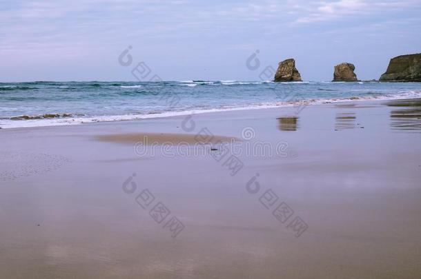 沙的海滩采用软的富有色彩的日落和悬崖和岩石<strong>飘零</strong>双燕jointuse联合使用