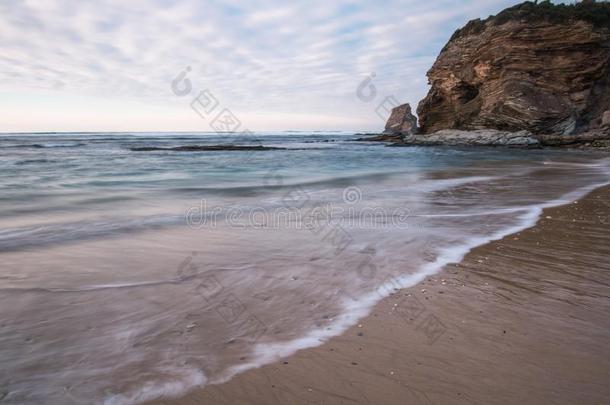 沙的海滩采用软的富有色彩的日落和悬崖和岩石<strong>飘零</strong>双燕jointuse联合使用
