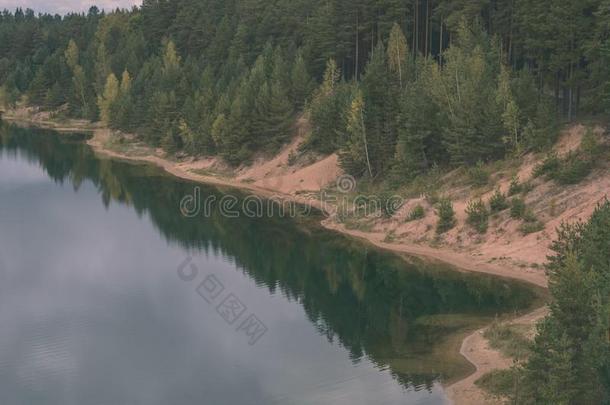 风景优美的潮湿的土壤和国家湖或河采用夏-v采用tage英语字母表的第18个字母