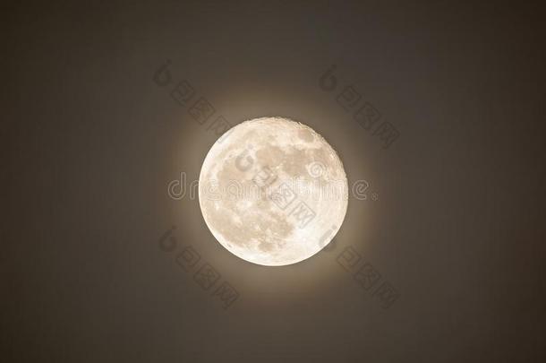 超级的月亮和耶洛发光