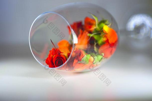 玻璃<strong>装饰</strong>瓶满的和红色的玫瑰<strong>花瓣</strong>.芳香疗法观念.